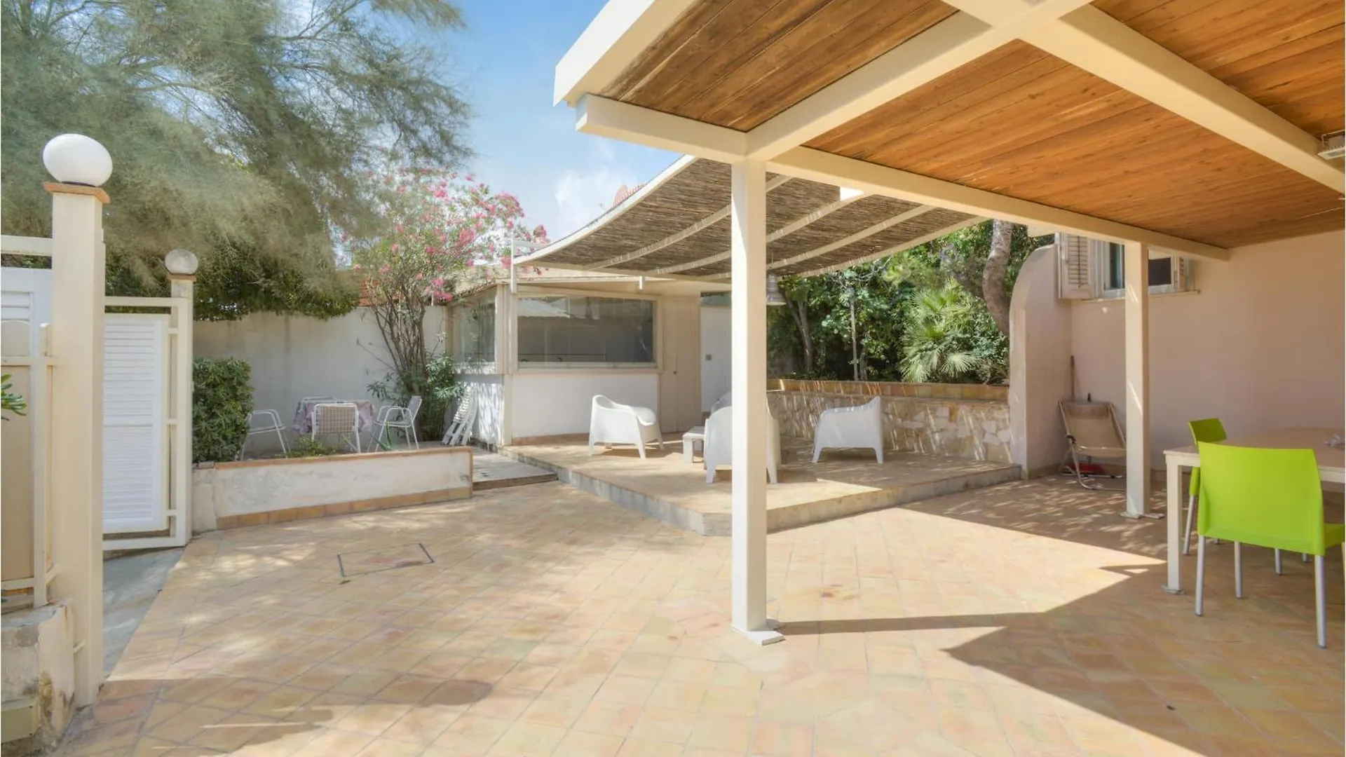 Holiday home Lovely Home In Fontane Bianche With Kitchen